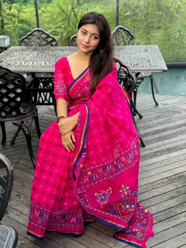 প্রিমিয়াম বুটিক শাড়ি, এম্বয়ডারী এবং সুতার কাজ করা সাথে রানিং ব্লাউস পিস থাকবে (Code: T01) - Image 2